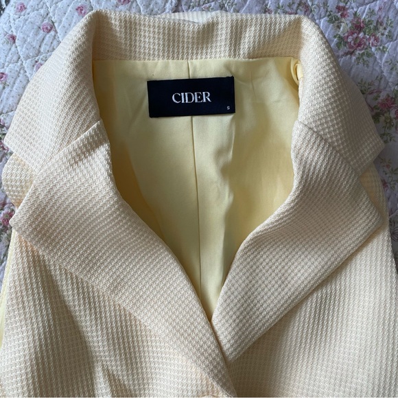 Pastel yellow ribbon vest and skirt set - Picture 2 of 4